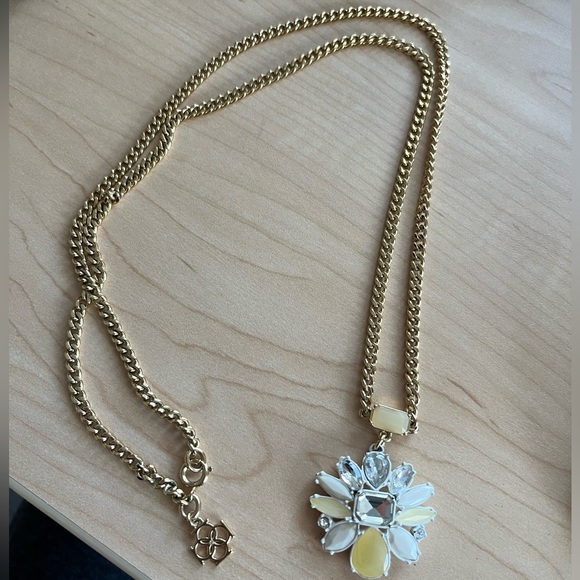 Ann Taylor Gold Tone Necklace With Flower Pendant - Picture 3 of 7
